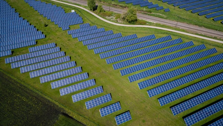 Rinnovabili: entro il 2027 l’energia solare supererà il carbone